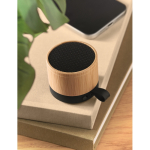 Enceinte sans fil avec boîtier en bambou et ABS 3W couleur bois vue d'ambiance