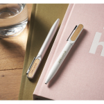 Stylo rotatif en aluminium recyclé et bambou, encre bleue couleur blanc vue d'ambiance principale