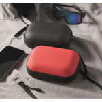 Trousse de premiers secours dans étui rigide en plastique couleur rouge vue d'ambiance