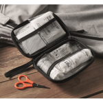 Trousse de premiers secours dans étui rigide en plastique couleur rouge deuxième vue d'ambiance