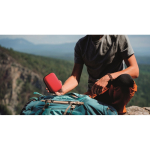 Trousse de premiers secours dans étui rigide en plastique couleur rouge troisième vue d'ambiance
