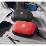 Trousse de premiers secours dans étui rigide en plastique couleur rouge vue d'ambiance principale