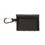 Trousse de premiers secours compacte en pochette RPET avec mousqueton en aluminium couleur noir troisième vue