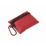 Trousse de premiers secours compacte en pochette RPET avec mousqueton en aluminium couleur rouge
