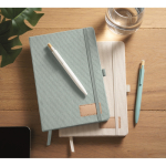 Carnet avec couverture en polyester RPET et 192 pages A5 couleur bleu ciel vue d'ambiance