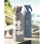 Bouteille en acier inoxydable avec finition caoutchouc 500ml couleur gris vue d'ambiance principale