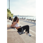 Bouteille en acier inoxydable avec finition caoutchouc 500ml couleur noir mat vue d'ambiance