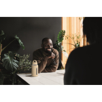 Gourde en verre borosilicaté avec housse en silicone 600ml couleur beige deuxième vue d'ambiance