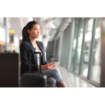 Trolley en plastique rigide avec compartiment principal et 4 roues couleur noir deuxième vue d'ambiance