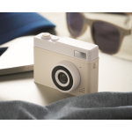 Appareil photo numérique compact rechargeable avec écran LCD 2” couleur beige vue d'ambiance