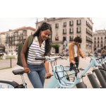 Sac à dos roll-top en RPET pour PC avec poche latérale élastique 15'' couleur vert militaire deuxième vue d'ambiance