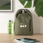 Sac à dos roll-top en RPET pour PC avec poche latérale élastique 15'' couleur vert militaire vue d'ambiance principale