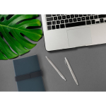 Stylo brillant en acier inoxydable recyclé à encre bleue vue d'ambiance