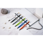 Stylo en aluminium recyclé avec finition caoutchoutée, encre bleue vue d'ambiance