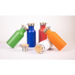 Bouteille en acier inoxydable avec bouchon en bambou et anse 580ml vue d'ambiance