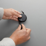 Câble rétractable 2 en 1 en aluminium recyclé, charge et données 240 W couleur noir vue d'ambience 3