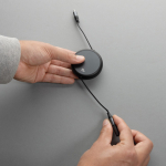 Câble rétractable 2 en 1 en aluminium recyclé, charge et données 240 W couleur noir vue d'ambiance 4