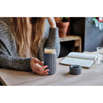 Gobelet isotherme 340 ml en verre avec housse en silicone Black & Blum couleur gris vue d'ambiance 2