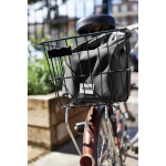 Sac isotherme enroulable, hermétique et écologique Black & Blum 6,7 L couleur noir vue d'ambience 3