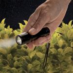 Lampe torche rechargeable écologique avec dragonne 1 W 500 mAh couleur noir vue d'ambiance