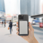 Porte-cartes magnétique en aluminium pour téléphone avec blocage RFID couleur argenté vue d'ambiance