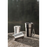 Tasse de voyage 450 ml en inox recyclé avec verres intégrés couleur noir vue d'ambiance 2