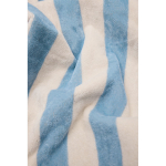 Serviette de plage en coton recyclé à rayures 450 g/m² 80 x 160 cm couleur bleu ciel vue d'ambiance 4