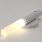 Lampe d’urgence portable, base magnétique et détecteur de mouvement sixième vue