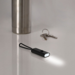 Lampe torche en aluminium recyclé avec 3 LED et poignée en silicone vue d'ambiance