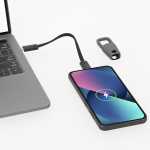 Câble de charge et de données USB-C 60 W avec mousqueton en plastique quatrième vue