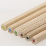 Crayons en bois dans un étui en carton à personnaliser troisième vue