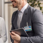 Porte-badge horizontal avec pince métallique et fermeture amovible quatrième vue