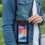 Sac bandoulière en similicuir avec écran transparent et usage tactile vue d'ambiance