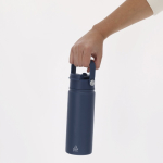 Gobelet isotherme en inox avec couvercle à ouverture et paille 550 ml vue d'ambiance