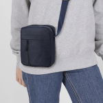 Sac bandoulière en nylon souple avec poche avant et fermeture éclair