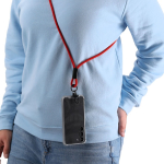 Lanyard porte-téléphone en polyester RPET avec câble de charge intégré vue d'ambiance