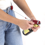 Décapsuleur en acier avec enrouleur rétractable et clip 65 cm vue d'ambiance