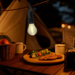 Lampe forme d’ampoule à recharge solaire et batterie avec mousqueton vue d'ambiance