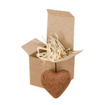 Cœur en argile et graines de fleurs sauvages dans une boîte en carton quatrième vue