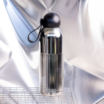 Bouteille anti-fuite en acier recyclé à rayures verticales 500ml couleur argenté brillant cinquième vue