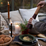 Grand moulin conique en bois de hêtre Sagaform couleur rouge foncé troisième vue