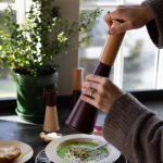 Grand moulin conique en bois de hêtre Sagaform couleur rouge foncé cinquième vue