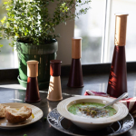 Grand moulin conique en bois de hêtre Sagaform couleur rouge foncé sixième vue