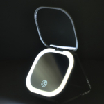 Miroir compact avec lumière rechargeable et double grossissement couleur blanc quatrière vue