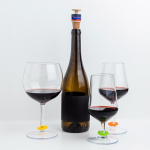 Bouchon en liège pour bouteille avec anneaux marque-verres colorés vue d'ambiance