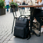 Sac à dos extensible « sous le siège » en similicuir pour PC 14'' vue d'ambiance