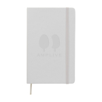 Cahier grand format à fermeture élastique Moleskine, pages lignées couleur blanc vue détail avec logo