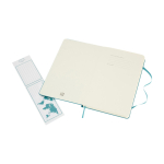 Cahier grand format à fermeture élastique Moleskine, pages lignées couleur bleu pastel deuxième vue