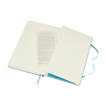 Cahier grand format à fermeture élastique Moleskine, pages lignées couleur bleu pastel troisième vue