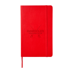Carnet Moleskine Classic avec mention “en cas de perte”, pages lignées couleur rouge foncé vue détail avec logo